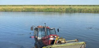 Traktor rutscht bei Petershagen in die Weser: Fahrer kann sich retten