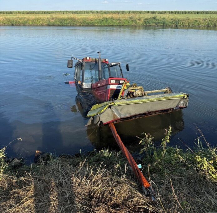 Traktor in Weser. Foto: PP Duisburg