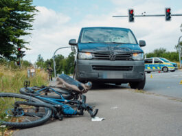 Schwerer Unfall in Detmold-Diestelbruch: 18-jähriger Radfahrer schwebt in Lebensgefahr