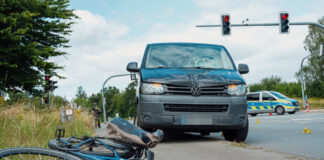 Schwerer Unfall in Detmold-Diestelbruch: 18-jähriger Radfahrer schwebt in Lebensgefahr
