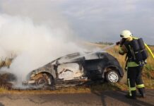 Auto gerät bei Borgentreich in Brand: Mutige Autofahrerin rettet 82-Jährigen aus brennendem Wagen