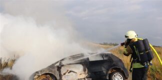 Auto gerät bei Borgentreich in Brand: Mutige Autofahrerin rettet 82-Jährigen aus brennendem Wagen