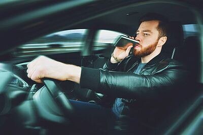 Alkoholisierter Autofahrer ohne Führerschein fährt in Bad Salzuflen auf und begeht Unfallflucht
