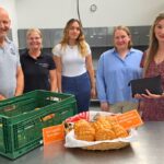 Strohsemmeln helfen Bedürftigen: 500 Euro für Lemgoer Tafel