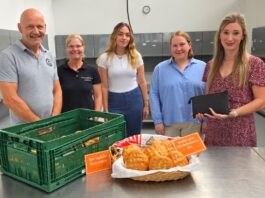 Strohsemmeln helfen Bedürftigen: 500 Euro für Lemgoer Tafel