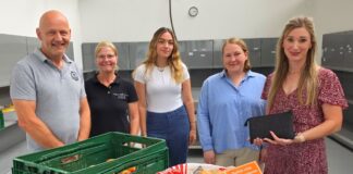 Strohsemmeln helfen Bedürftigen: 500 Euro für Lemgoer Tafel