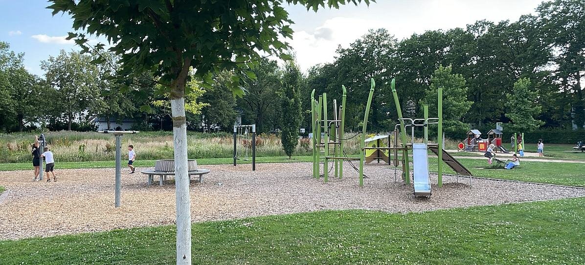 Bäume statt Sonnensegel überm Spielplatz in Lage
