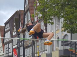 Erfolgreiche Premiere: Stabhochsprung-Event auf Detmolder Marktplatz