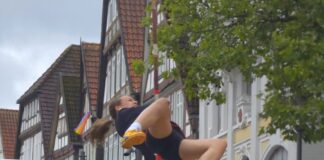 Erfolgreiche Premiere: Stabhochsprung-Event auf Detmolder Marktplatz