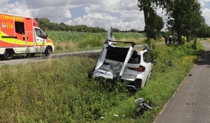 Das Auto war gegen einen Baum geprallt.