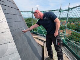 Neu behelmt: Restaurierung der Nordturm-Kuppel am Schloss Varenholz ist abgeschlossen
