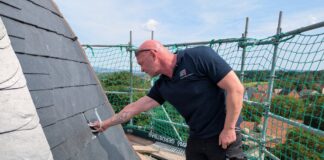 Neu behelmt: Restaurierung der Nordturm-Kuppel am Schloss Varenholz ist abgeschlossen