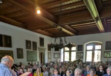 Von Hollywood-Glanz und Schlossgeschichten: Unterhaltsamer Erzählwerkstattabend lockt 99 Gäste ins Barntruper Schloss