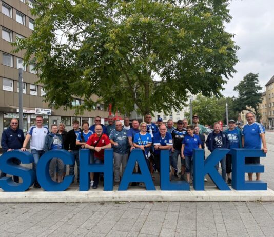 Auf den Spuren des Schalke-Mythos: Fan-Club „Blau-Weiß ’80“ Horn-Bad Meinberg tourt durch Gelsenkirchen