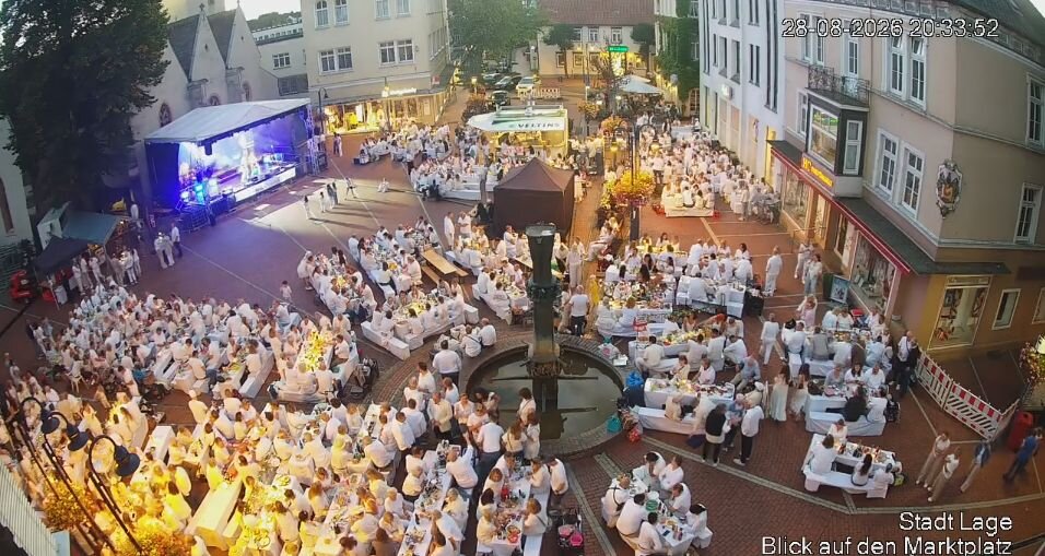 Weiß ist Pflicht, Gemütlichkeit Kür beim Dinner in White