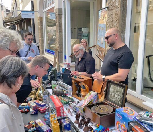 „Bummelflair“ in Bad Salzuflen: Zweiter Nachtflohmarkt überzeugt Besucher