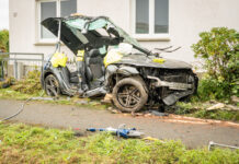 Schwerer Unfall in Lage: Geschwister bei Pottenhausen in Autowrack eingeklemmt
