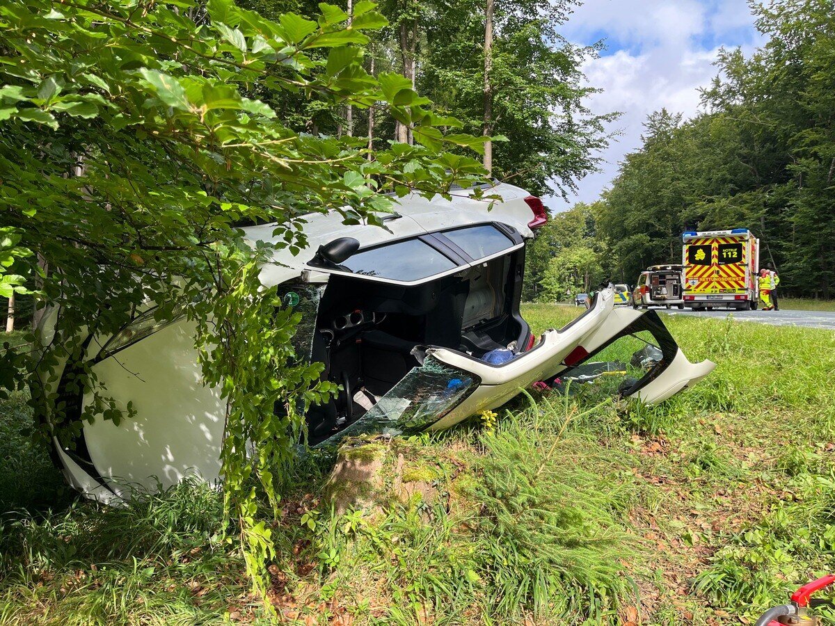 Geschwister nach Unfall bei Pottenhausen im Autowrack eingeklemmt