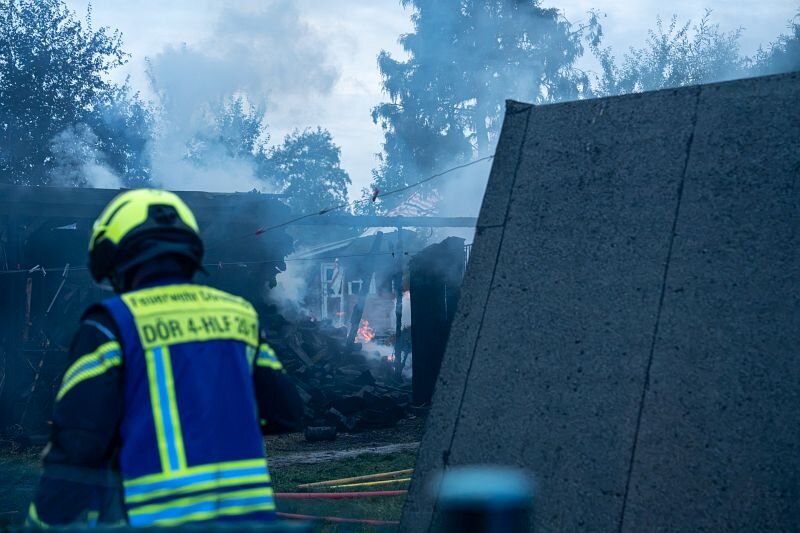 In Schwelentrup rasen Flammen auf ein Wohnhaus zu