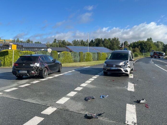Beide Autos mussten abgeschleppt werden.