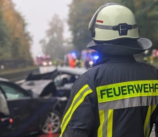Tödlicher Unfall auf B1 bei Horn-Bad Meinberg: 30-jährige Detmolderin stirbt bei Kollision
