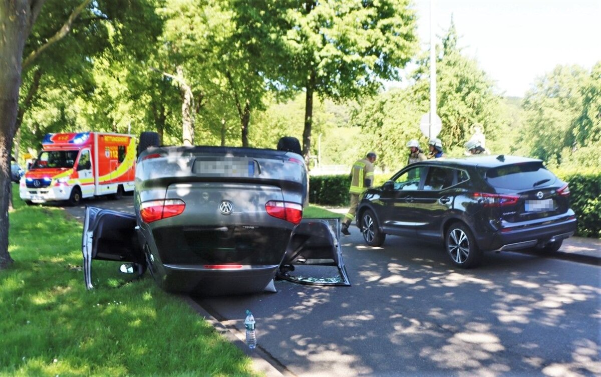 Auto überschlägt sich nach Zusammenstoß – beide Fahrerinnen verletzt