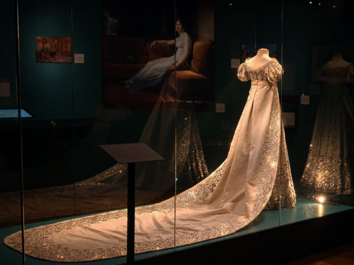 Fürstin Paulines prachtvolles Kleid beginnt im Licht zu funkeln
