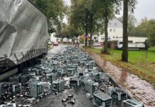 Bier-Albtraum in Brakel: Lkw aus Lippe verliert 80 Kisten – B252 stundenlang gesperrt