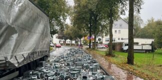 Bier-Albtraum in Brakel: Lkw aus Lippe verliert 80 Kisten – B252 stundenlang gesperrt