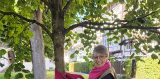 Brustkrebsmonat Oktober: Pinke Schals leuchten auch in Lemgo