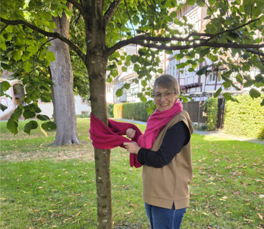 Brustkrebsmonat Oktober: Pinke Schals leuchten auch in Lemgo