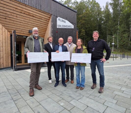 Klimaerlebniswelt Oerlinghausen: Spendenübergabe für guten Zweck