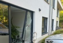 Unfall in Schieder-Schwalenberg: Senior prallt mit BMW gegen Altenheim